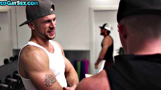 Public gym stud barebacked by athletic top workout
