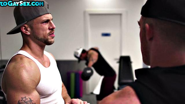 Public gym stud barebacked by athletic top workout