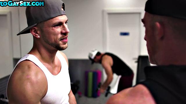 Public gym stud barebacked by athletic top workout