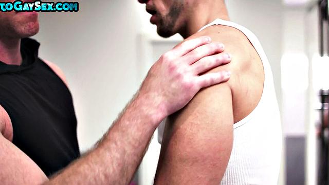 Качок в зале получает голый трах после тренировки