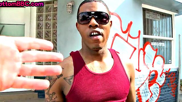 чёрный качок трахается на улице и ловит струю спермы