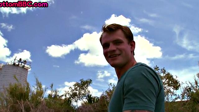 Nubian amateur fucks white bottom outdoors in public