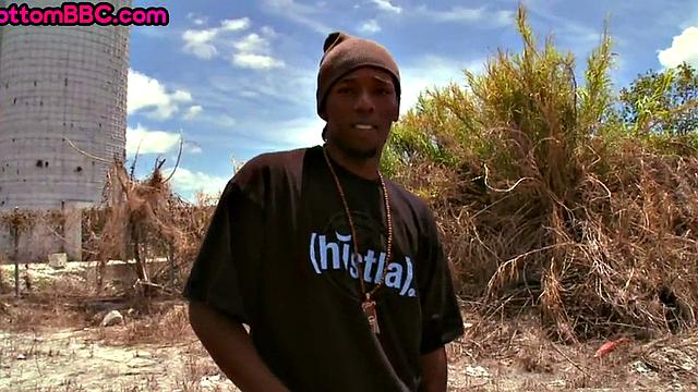 Nubian amateur fucks white bottom outdoors in public