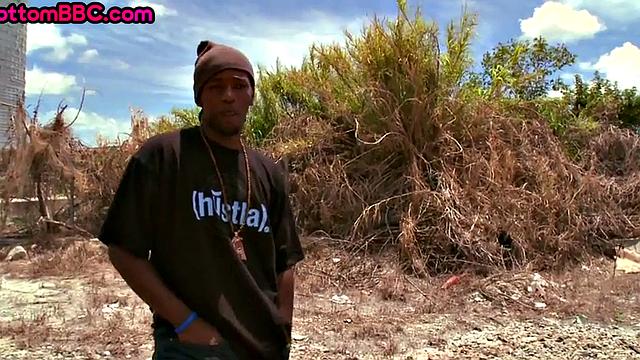 Nubian amateur fucks white bottom outdoors in public