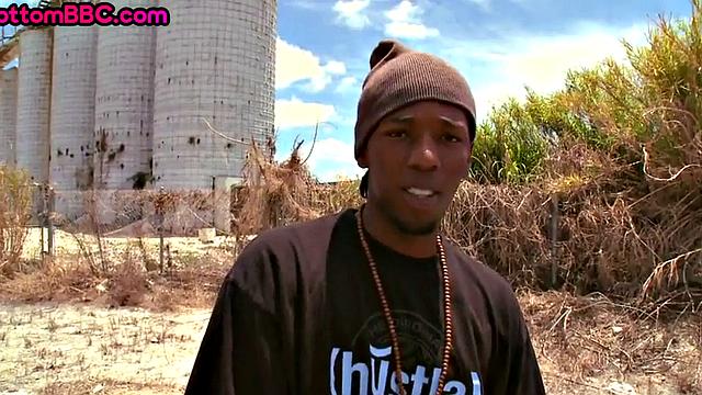 Nubian amateur fucks white bottom outdoors in public