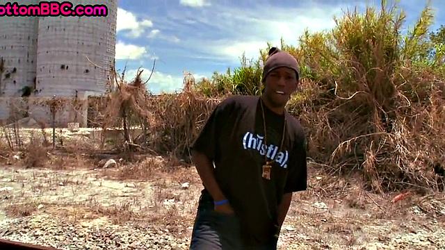 Nubian amateur fucks white bottom outdoors in public