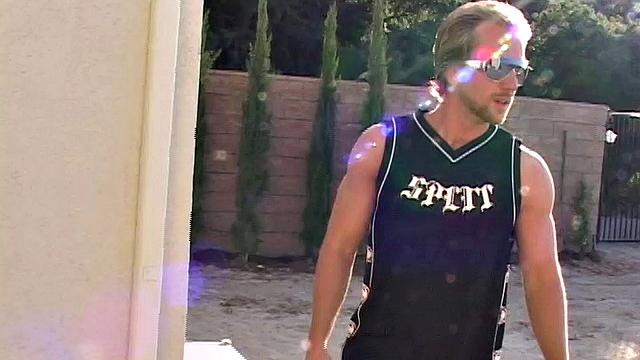 наоми скачет на члене и радует уставшего мужа