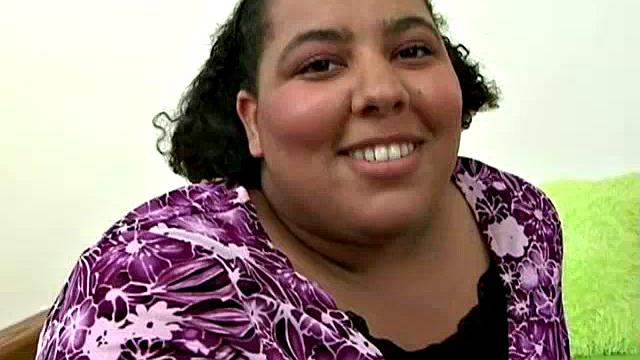 смотри как эта аппетитная bbw соблазняет и сосет прямо на парковке