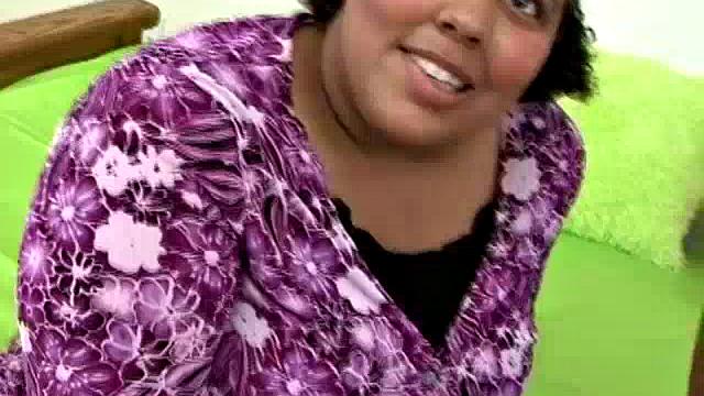 смотри как эта аппетитная bbw соблазняет и сосет прямо на парковке