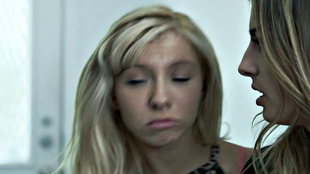 блондинка застукана сверху, а ей хоть бы хны