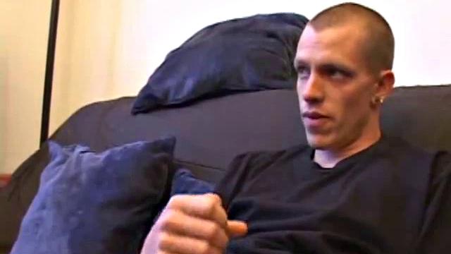 Шейн дает другу проверить дырку, а потом добивает себя рукой