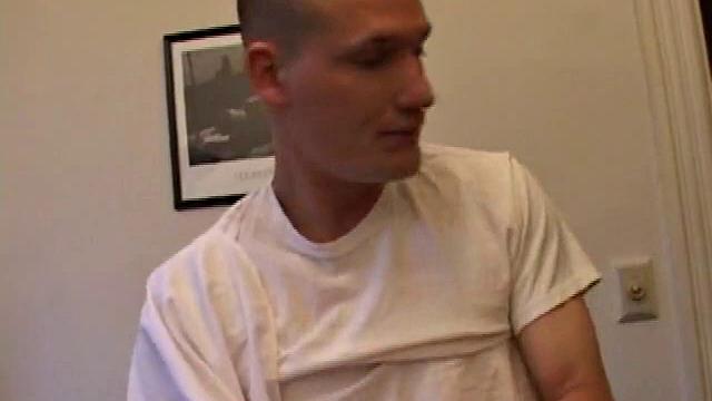 Джей показывает, как умеет дрочить - видимо, не стесняется немного соло на камеру