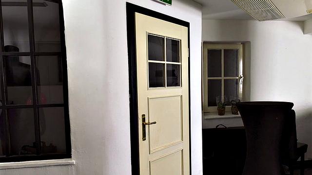 зрелая блондинка в чулках разносит стол страстью на пасху