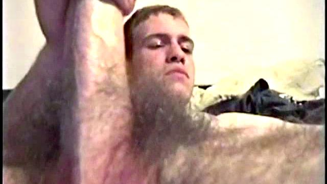 Нейт не сдерживается, мощная дрочка заканчивается спермой на руках