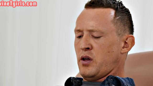 Транс-медсестра с чёрной кожей жестко трахается с пациентом без резинки раком