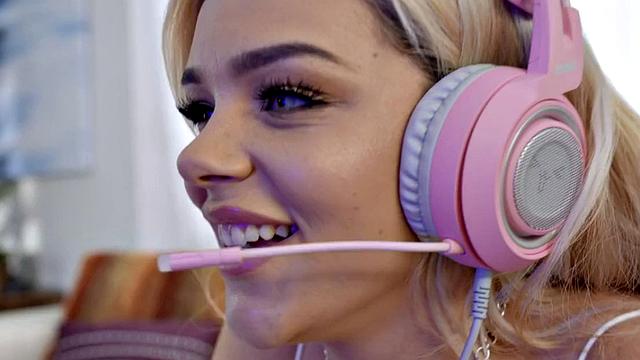 Lesbian babe duo in stockings enjoy sex with Hitachi