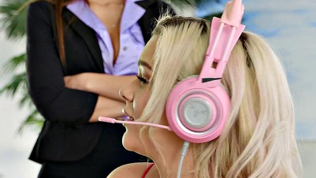 Lesbian babe duo in stockings enjoy sex with Hitachi