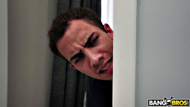 Каска Акашова застала пасынка за дрочкой и устроила ему жаркий минет с глубоким фейсом на кровати, пока большой член не кончил ей на лицо.