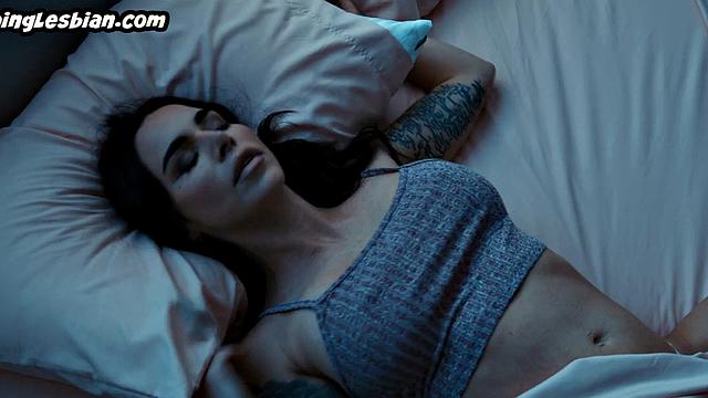 Горячие лесбиянки трут волосатые киски и жадно хватаются за игрушки