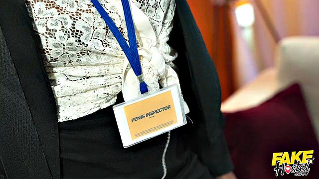 Блэр Саэнс с жадностью сосёт и получает двойной фэйс на диване