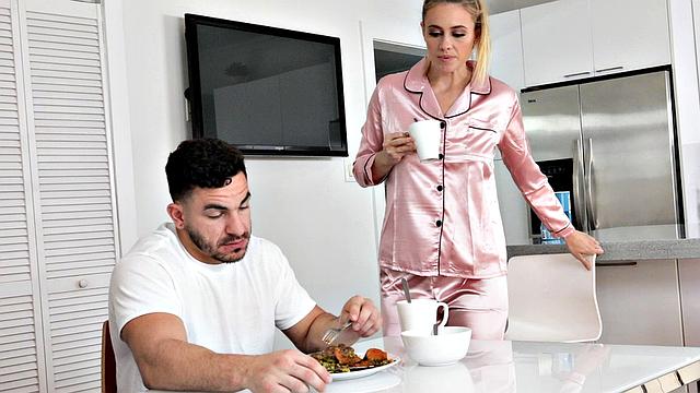 зрелая хозяйка трахается с гостем у себя дома