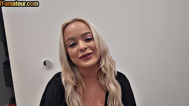 аматорская милфа с натуральной грудью трахается в pov