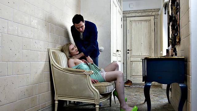 Lizi Smoke's naughty side: A teeny one-on-one with a messy cumspray and reverse cowgirl action