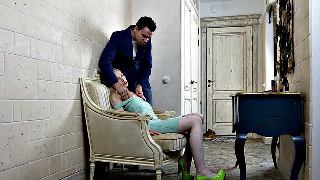 Lizi Smoke's naughty side: A teeny one-on-one with a messy cumspray and reverse cowgirl action