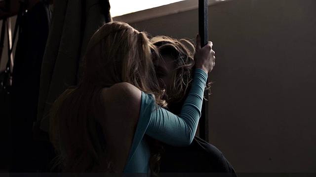 джина стибитц раздевается полностью перед камерой