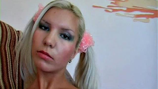 изящная блондинка в белье нежно дрочит свою гладкую киску