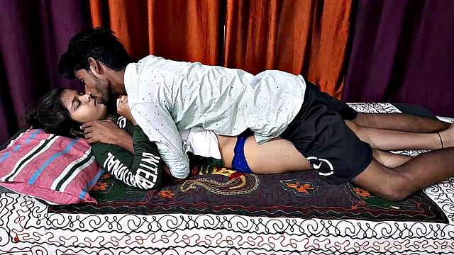 Горячая студентка трахается с парнем по-индийски в общаге