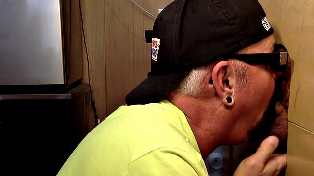 Gloryhole amateur deepthroats rod in closeup oral