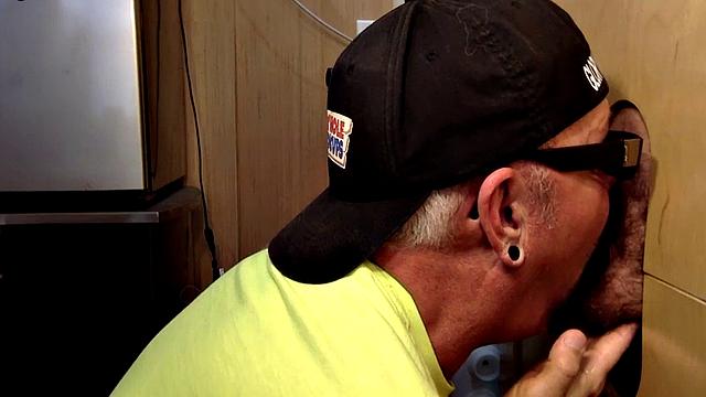 Gloryhole amateur deepthroats rod in closeup oral