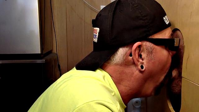 Gloryhole amateur deepthroats rod in closeup oral