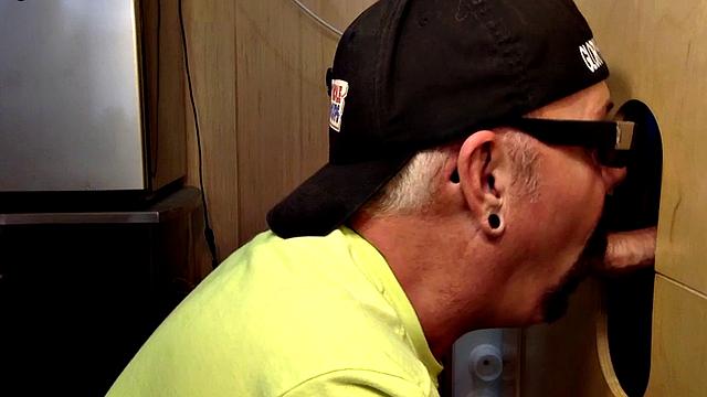 Gloryhole amateur deepthroats rod in closeup oral