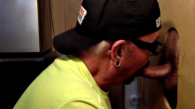 Gloryhole amateur deepthroats rod in closeup oral