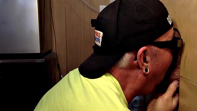 Gloryhole amateur deepthroats rod in closeup oral