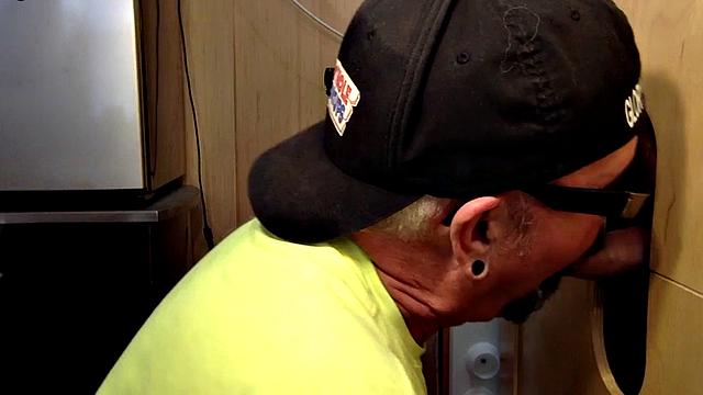 Gloryhole amateur deepthroats rod in closeup oral