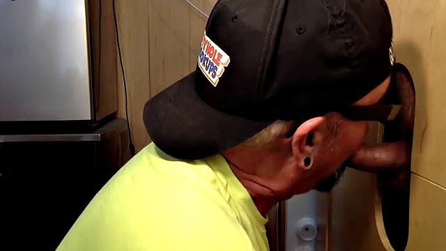 Gloryhole amateur deepthroats rod in closeup oral