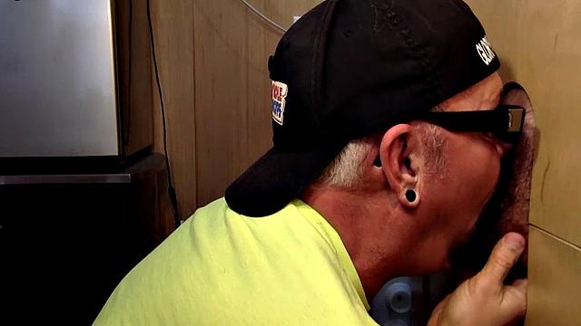 Gloryhole amateur deepthroats rod in closeup oral