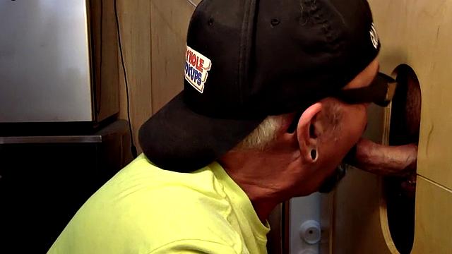 Gloryhole amateur deepthroats rod in closeup oral