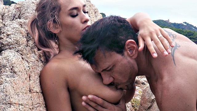 горячая milf трахает подкачанного ученика на пляже после тренировки