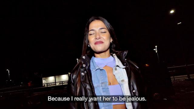 молодая с большой жопой трахается за деньги с незнакомцем