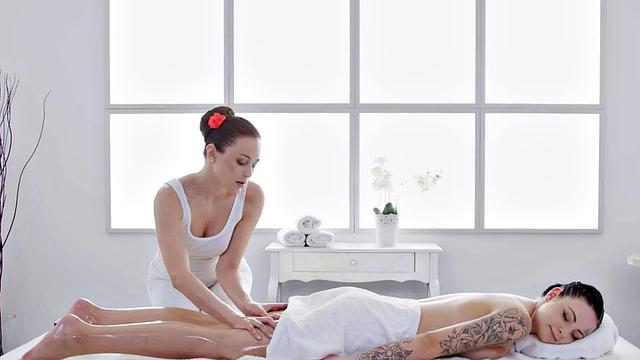 Lez masseuse pussylicking alternative clients muff