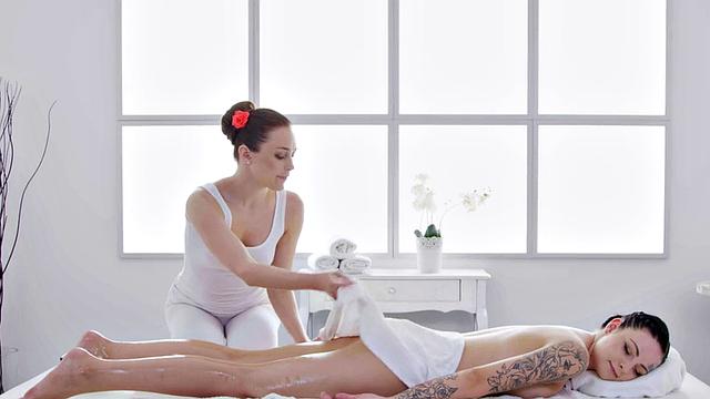 Lez masseuse pussylicking alternative clients muff