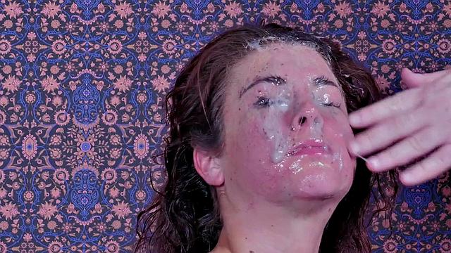 татуированная рабыня заглатывает хуй как будто выиграла мороженое