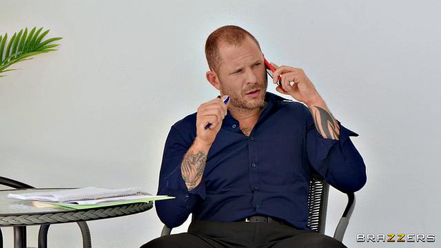 Кендра Сандерленд раздевается у бассейна и соблазняет Скотта Нейлса на секс на свежем воздухе у воды.