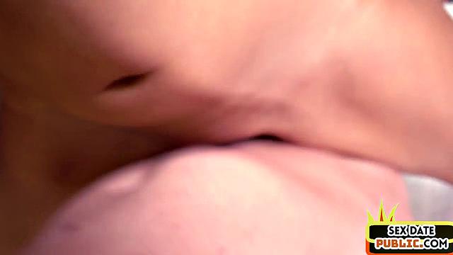 брюнетка сосёт в pov и получает жёстко в позе догги на свидании