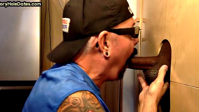 Gloryhole DILF sucks Black meat till jizz in his mouth