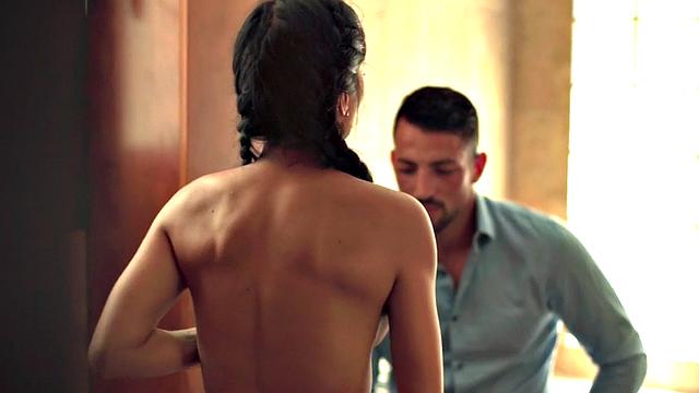 латинская milf с большими сиськами трахается с любовником в спальне